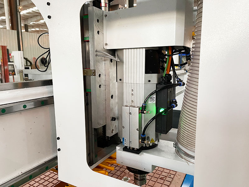 帶自動換刀裝置的數(shù)控雕刻機(jī) 帶自動換刀裝置的數(shù)控雕刻機(jī)