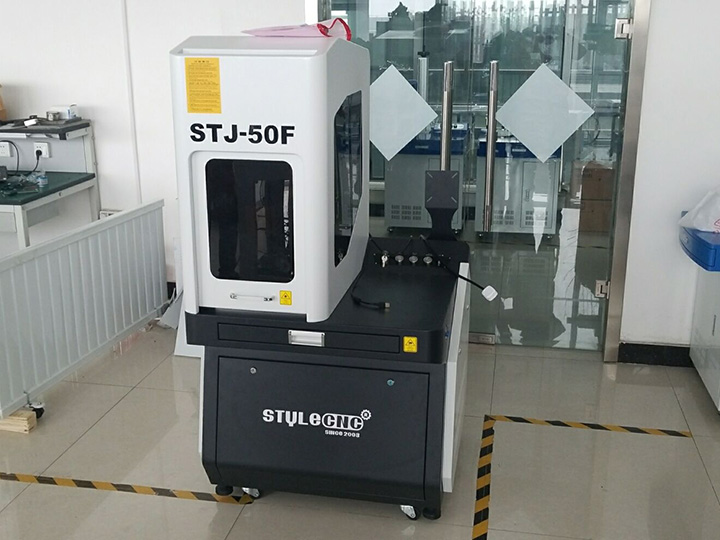 業(yè)余愛好適用于小型企業(yè)、家庭商店的光纖激光雕刻機(jī)