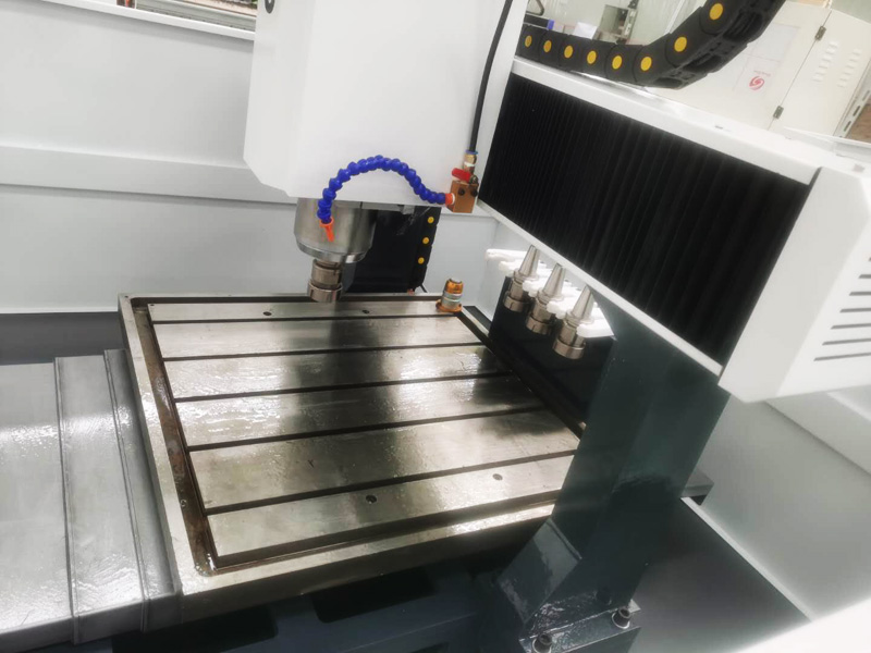帶自動(dòng)換刀裝置的 CNC 成型機(jī)