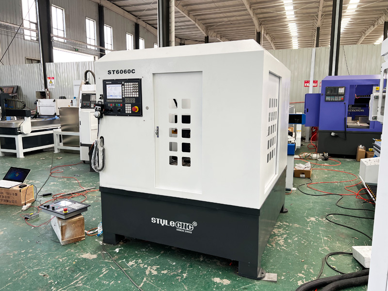 帶自動(dòng)換刀裝置的 CNC 成型機(jī)