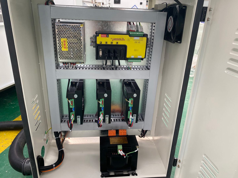 用于金屬銑削、雕刻和鉆孔的數(shù)控銑床