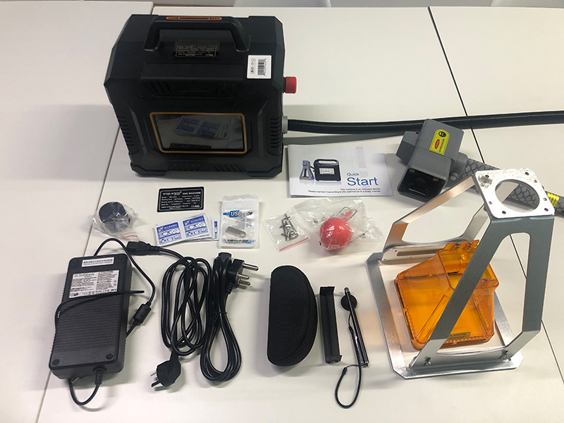 電池供電的便攜式手持光纖激光雕刻機 電池供電的便攜式手持光纖激光雕刻機