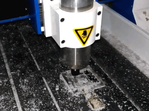 迷你數(shù)控雕刻機正在制作廣告用丙烯酸樹脂 迷你數(shù)控雕刻機正在制作廣告用丙烯酸樹脂