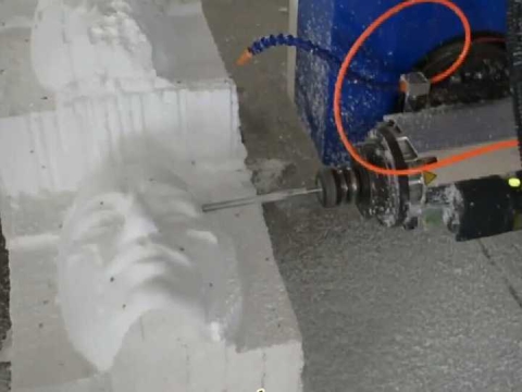 用于泡沫銑削的大型五軸數(shù)控雕刻機 用于泡沫銑削的大型五軸數(shù)控雕刻機