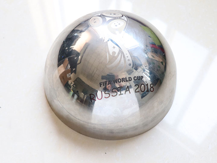 半球形鋼標刻 FIFA 世界杯徽標