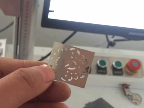 30W 光纖激光打標(biāo)機(jī) 0.5mm 長(zhǎng)條切割 30W 光纖激光打標(biāo)機(jī) 0.5mm 長(zhǎng)條切割