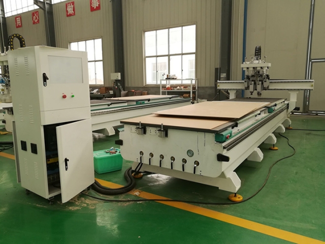 印度尼西亞 4 主軸氣動自動換刀數(shù)控雕刻刻機