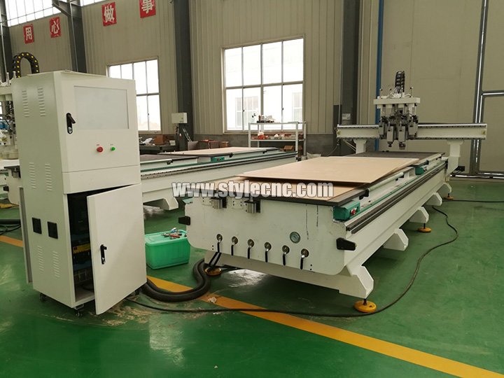 帶 4 個主軸的氣動自動換刀數(shù)控雕刻刻機