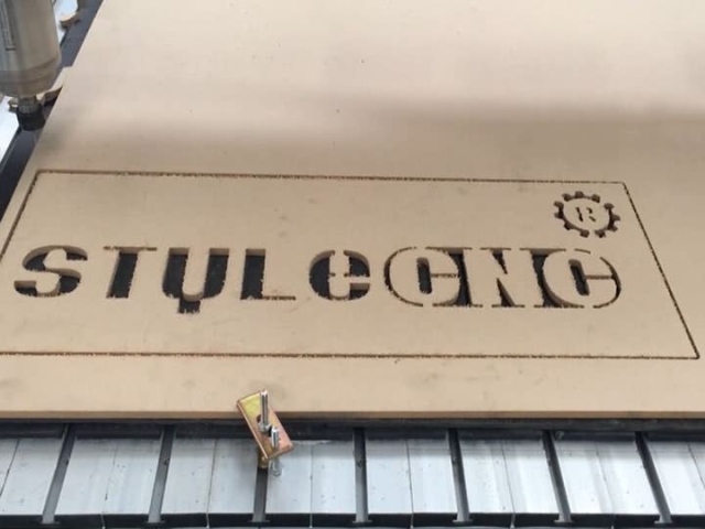 用于木質標牌切割項目的數(shù)控雕刻機