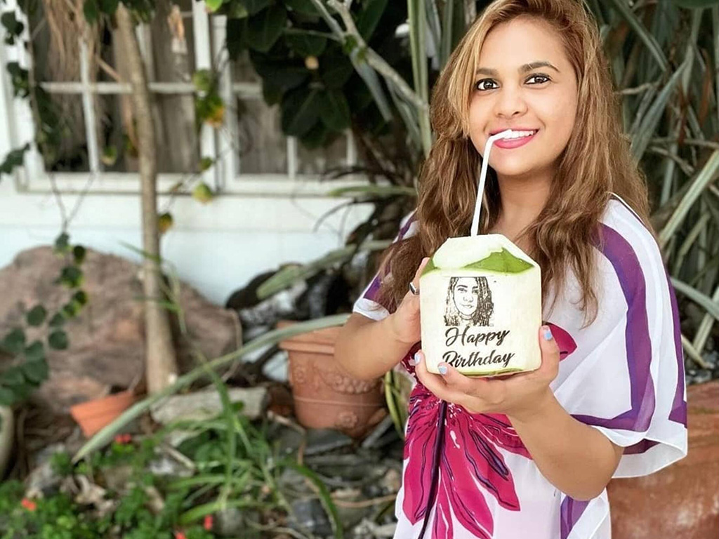 激光雕刻新鮮椰子上的照片 激光雕刻新鮮椰子上的照片