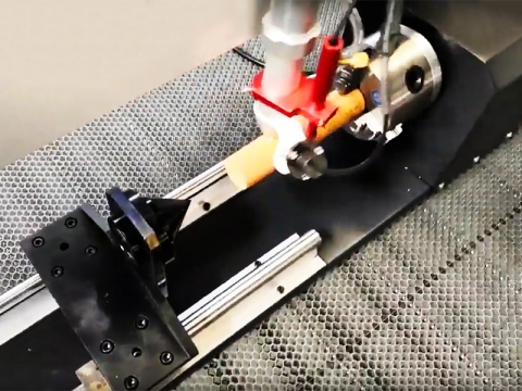 如何使用激光雕刻切割機(jī)的旋轉(zhuǎn)附件? 如何使用激光雕刻切割機(jī)的旋轉(zhuǎn)附件?