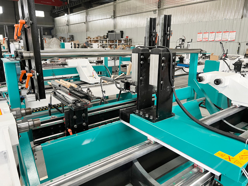 用于制作臺球桿的雙主軸數(shù)控木工車床