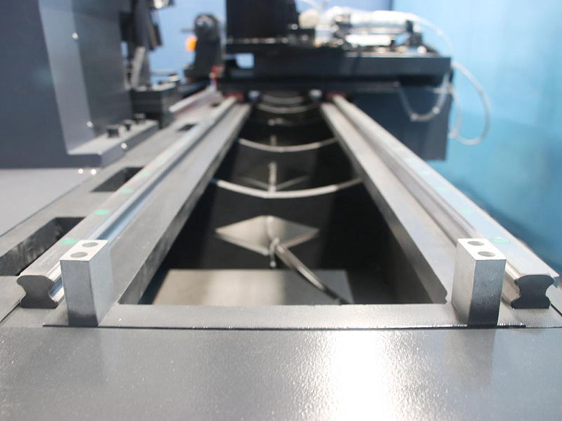 堅固的床結構,穩定性極佳 堅固的床結構,穩定性極佳