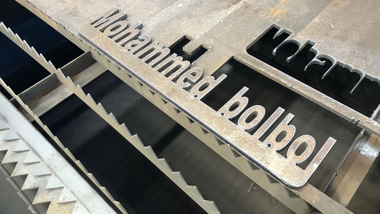 工業(yè)數(shù)控等離子切割工作臺，配備 Hypertherm 等離子切割機