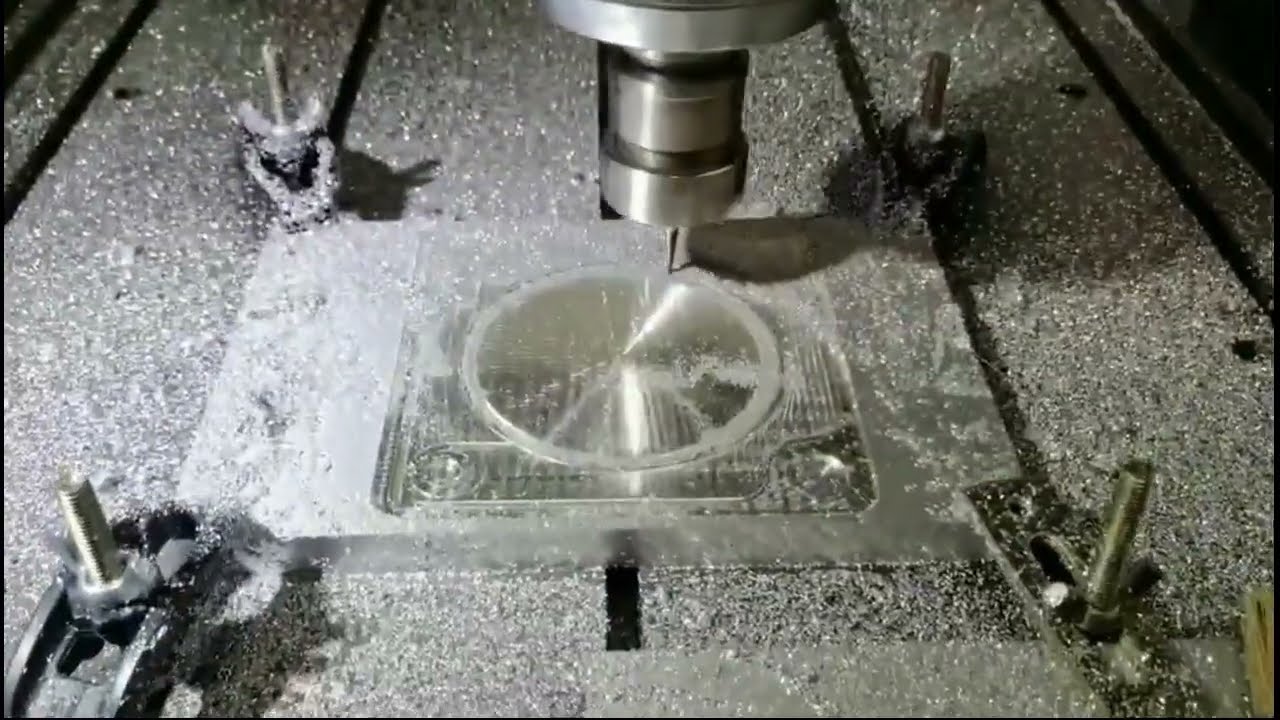 帶自動(dòng)換刀裝置的 CNC 成型機(jī)