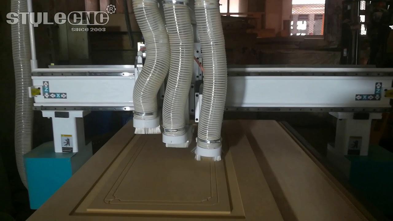 專業(yè)木門制造數控雕刻機,配備 3 個主軸 專業(yè)木門制造數控雕刻機,配備 3 個主軸