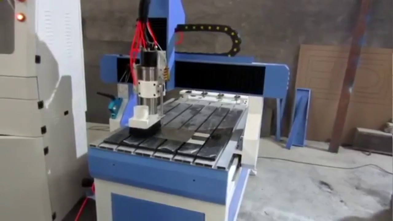 適合家庭使用的帶換刀裝置的小型臺式數控雕刻機