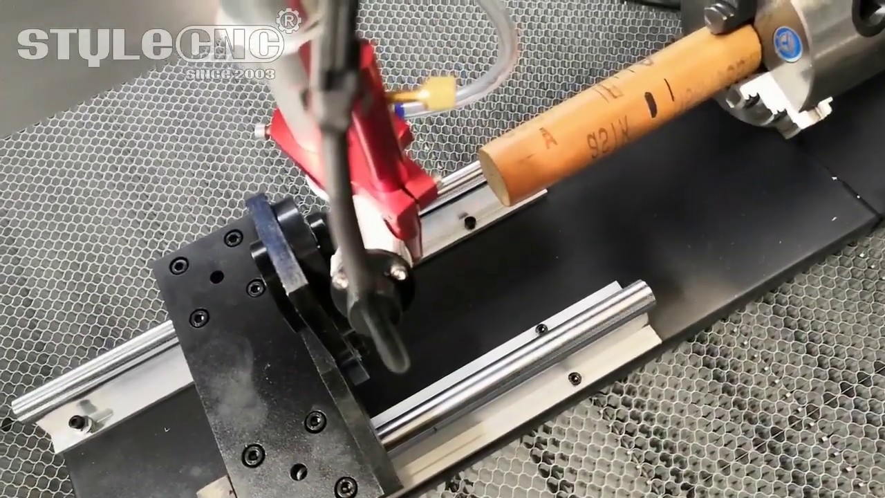 如何使用激光雕刻切割機的旋轉附件？